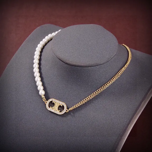 Celine Triomphe Collier perle et logo doré 4