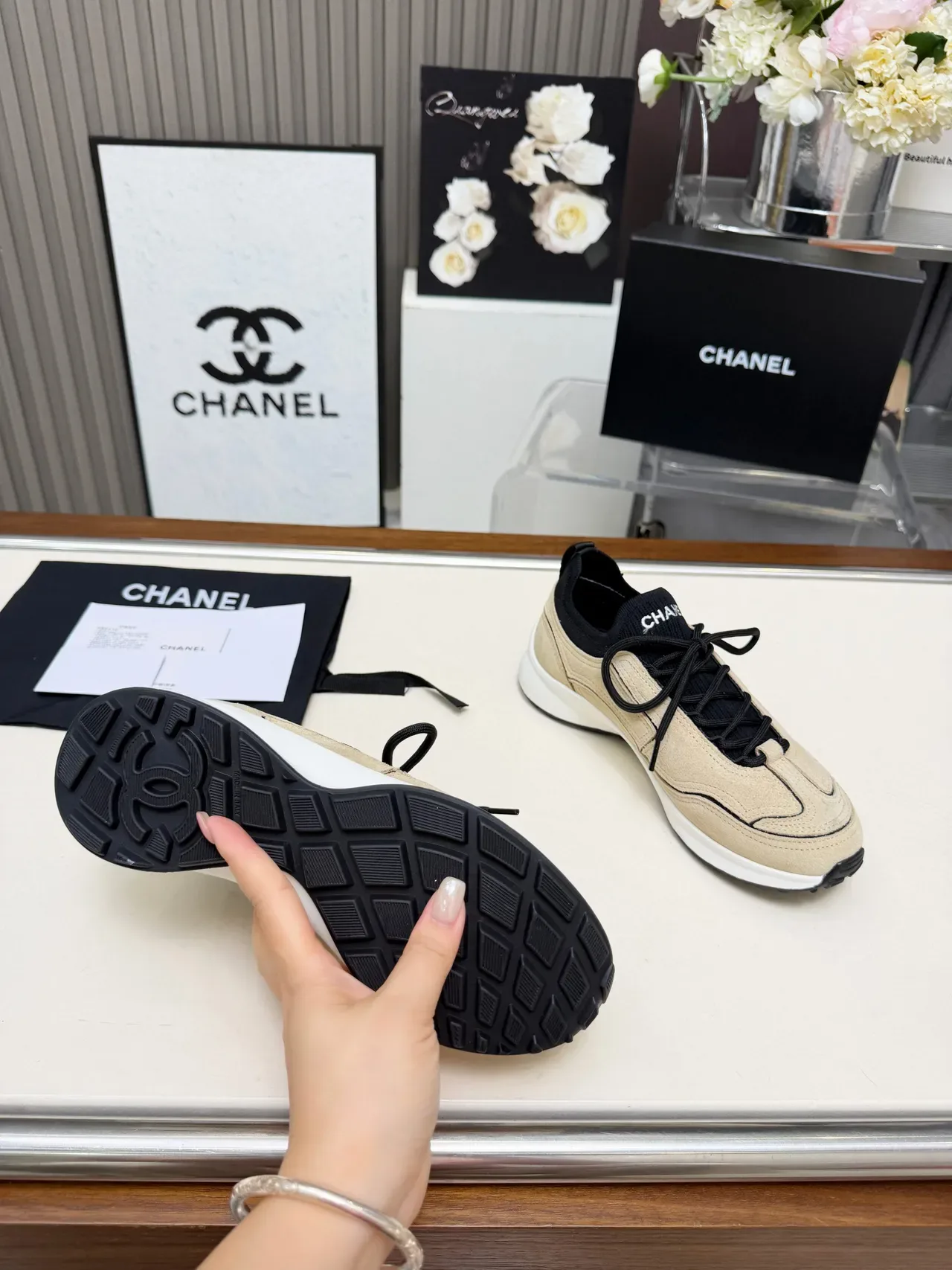 Chanel বেইজ সুয়েড এবং ব্ল্যাক নিট লাইফস্টাইল স্নিকার্স 2