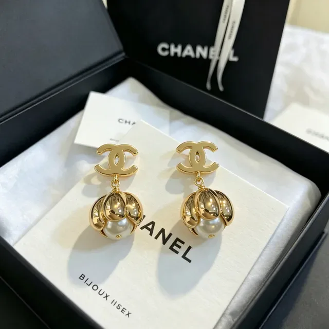 Chanel Bijoux Fantaisie Gold-Tone CC Logo Pearl Drop Earrings 8