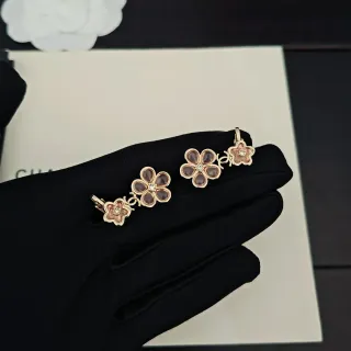 Chanel Camélia Flower Aretes Oro Rosa Esmalte Translucido