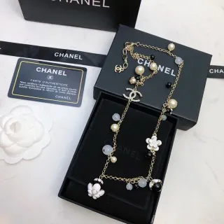 Chanel Camellia Charm Necklace ذهبي اللون لؤلؤ و خرز ريزين قلادة