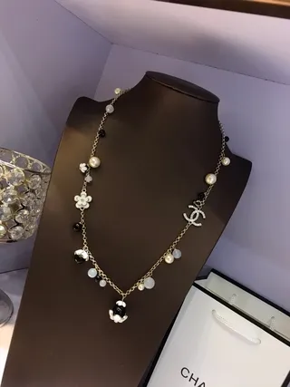 Chanel Camellia Charm Necklace 金色 珍珠 和 树脂 珠 项链 2