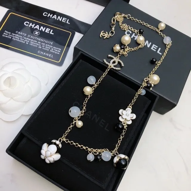 Chanel Camellia Charm Necklace 金色 珍珠 和 树脂 珠 项链 9