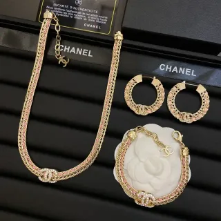 قلادة Chanel Camellia ذهبي وردي سلسلة مفروكة لمسات نسيجية