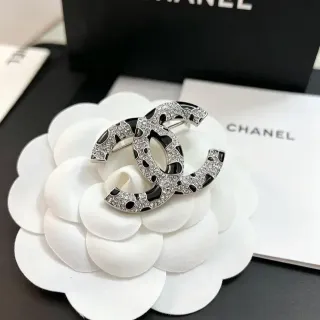 Chanel CC चांदी काला interlocking logo Pavé Crystal Embellishment ब्रोच