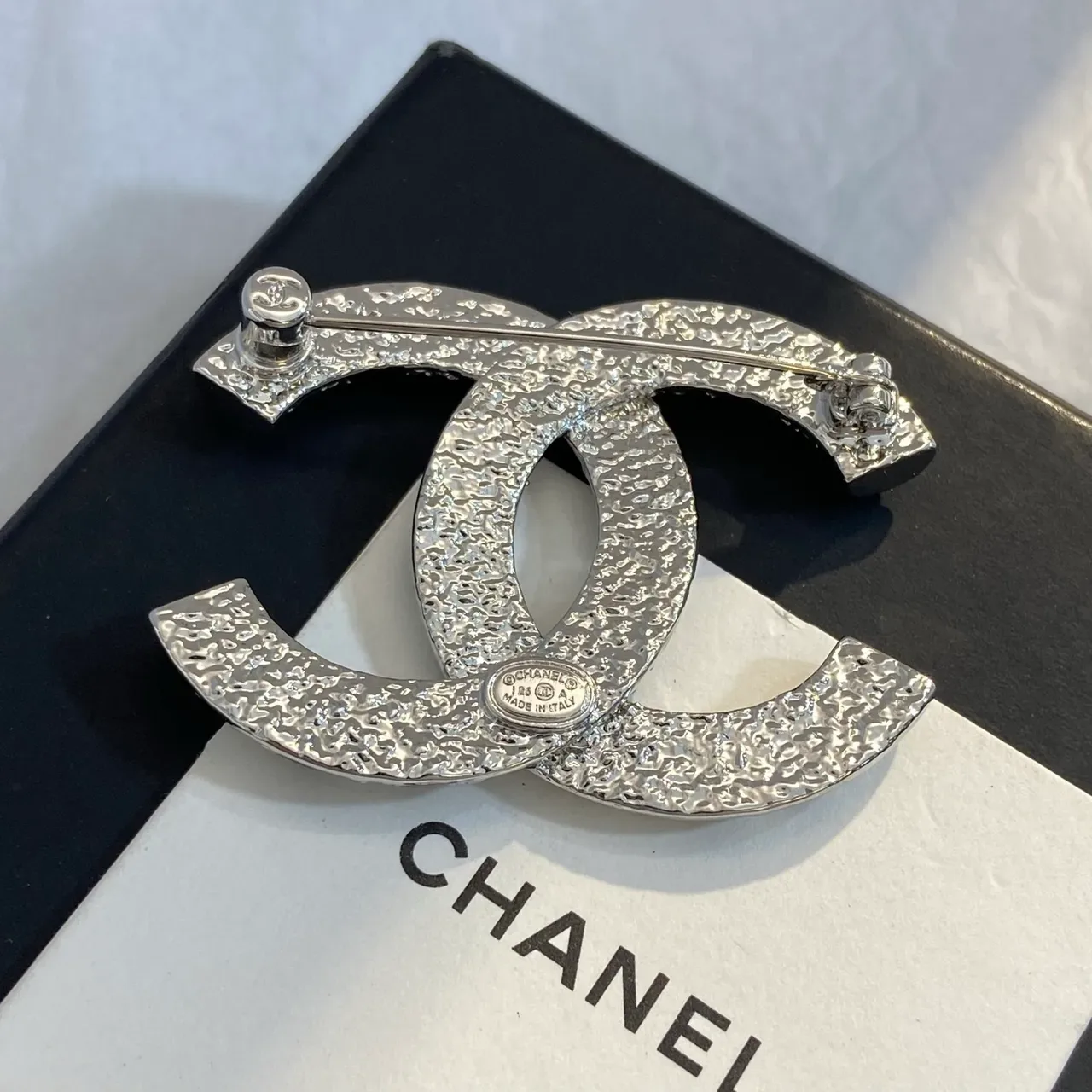Chanel CC चांदी काला interlocking logo Pavé Crystal Embellishment ब्रोच 2