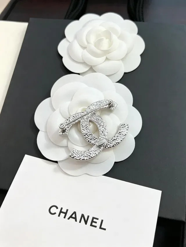 Chanel CC चांदी काला interlocking logo Pavé Crystal Embellishment ब्रोच 3