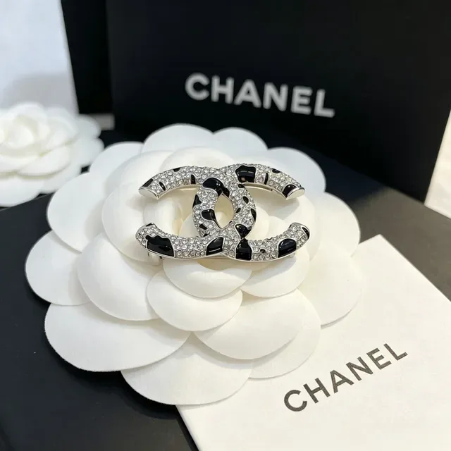 Chanel CC चांदी काला interlocking logo Pavé Crystal Embellishment ब्रोच 4