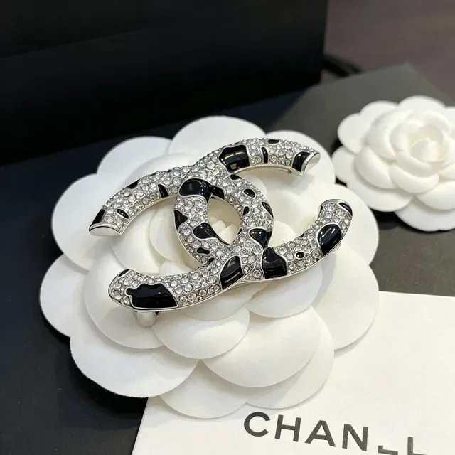 Chanel CC चांदी काला interlocking logo Pavé Crystal Embellishment ब्रोच 5