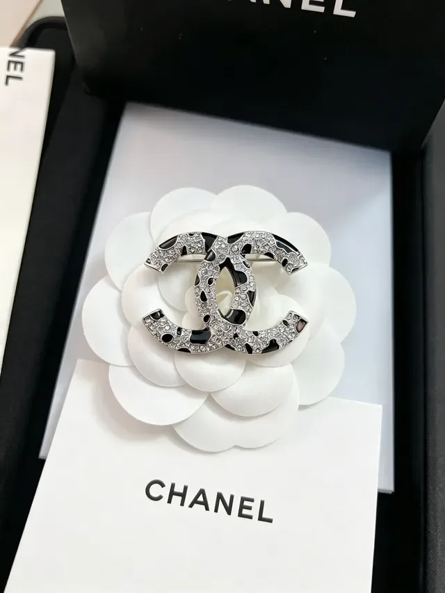 Chanel CC चांदी काला interlocking logo Pavé Crystal Embellishment ब्रोच 6