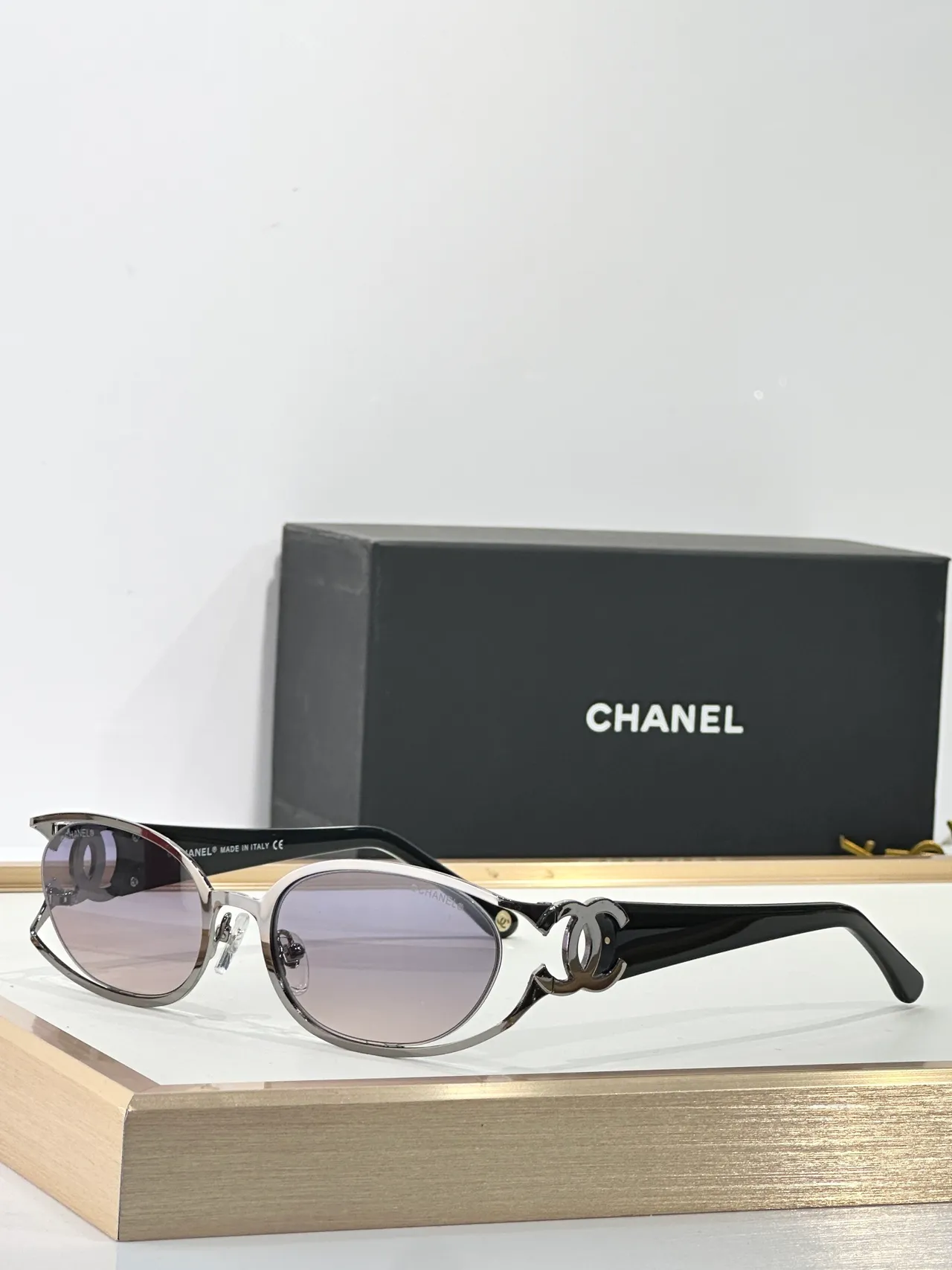Chanel CC-Frame Dorado Negro Oval Metal Bisagra Expuesta Tornillos Gafas de Sol 2