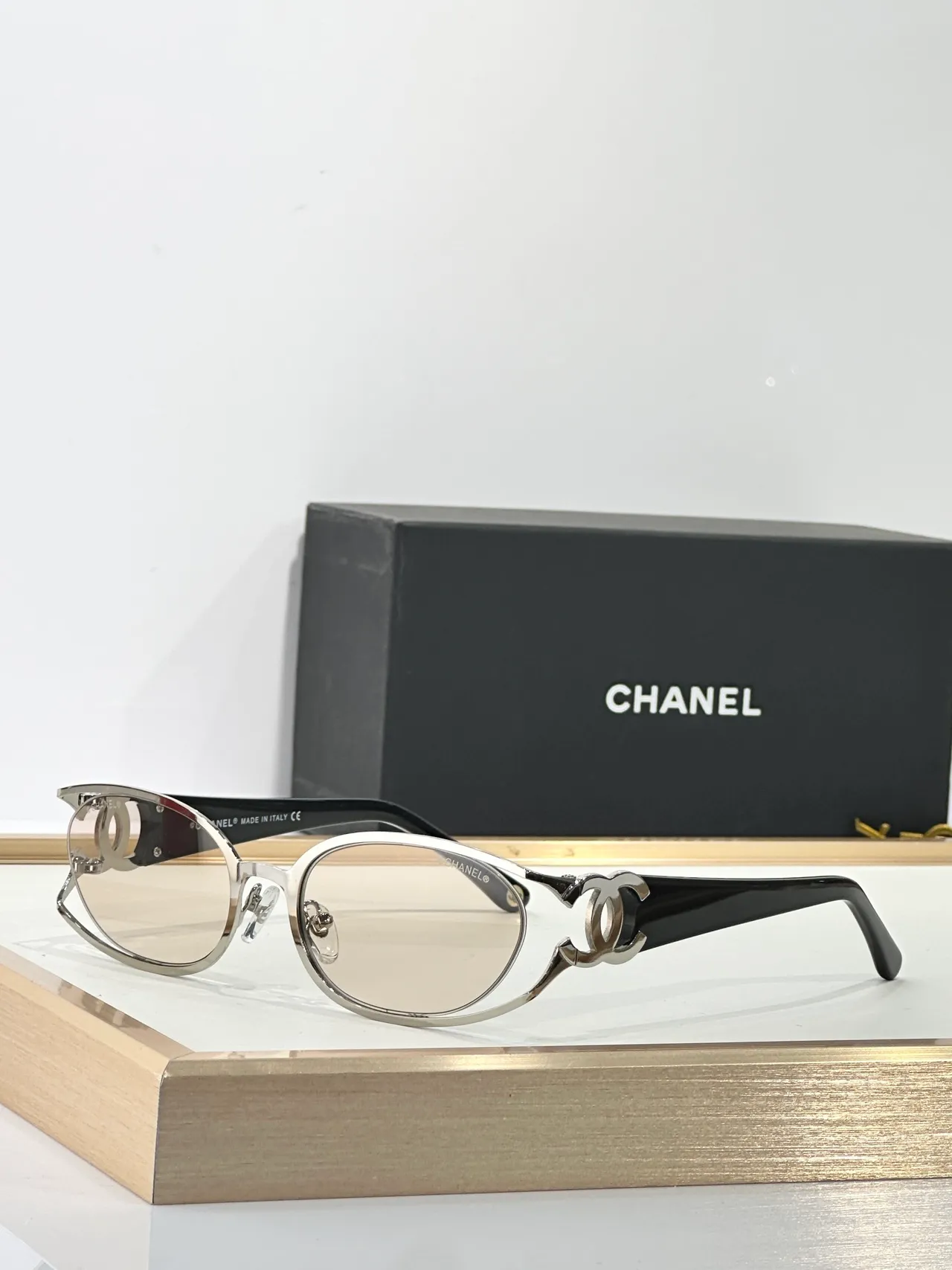 Chanel CC-Frame Dorado Negro Oval Metal Bisagra Expuesta Tornillos Gafas de Sol 3