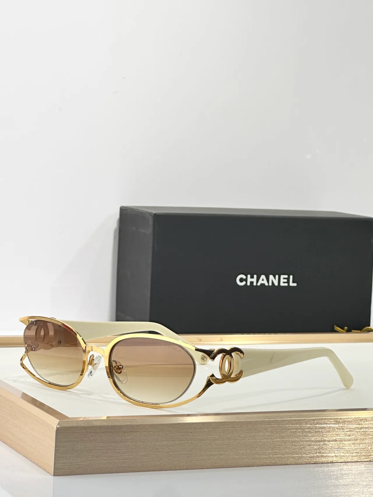 Chanel CC-Frame Dorado Negro Oval Metal Bisagra Expuesta Tornillos Gafas de Sol 4