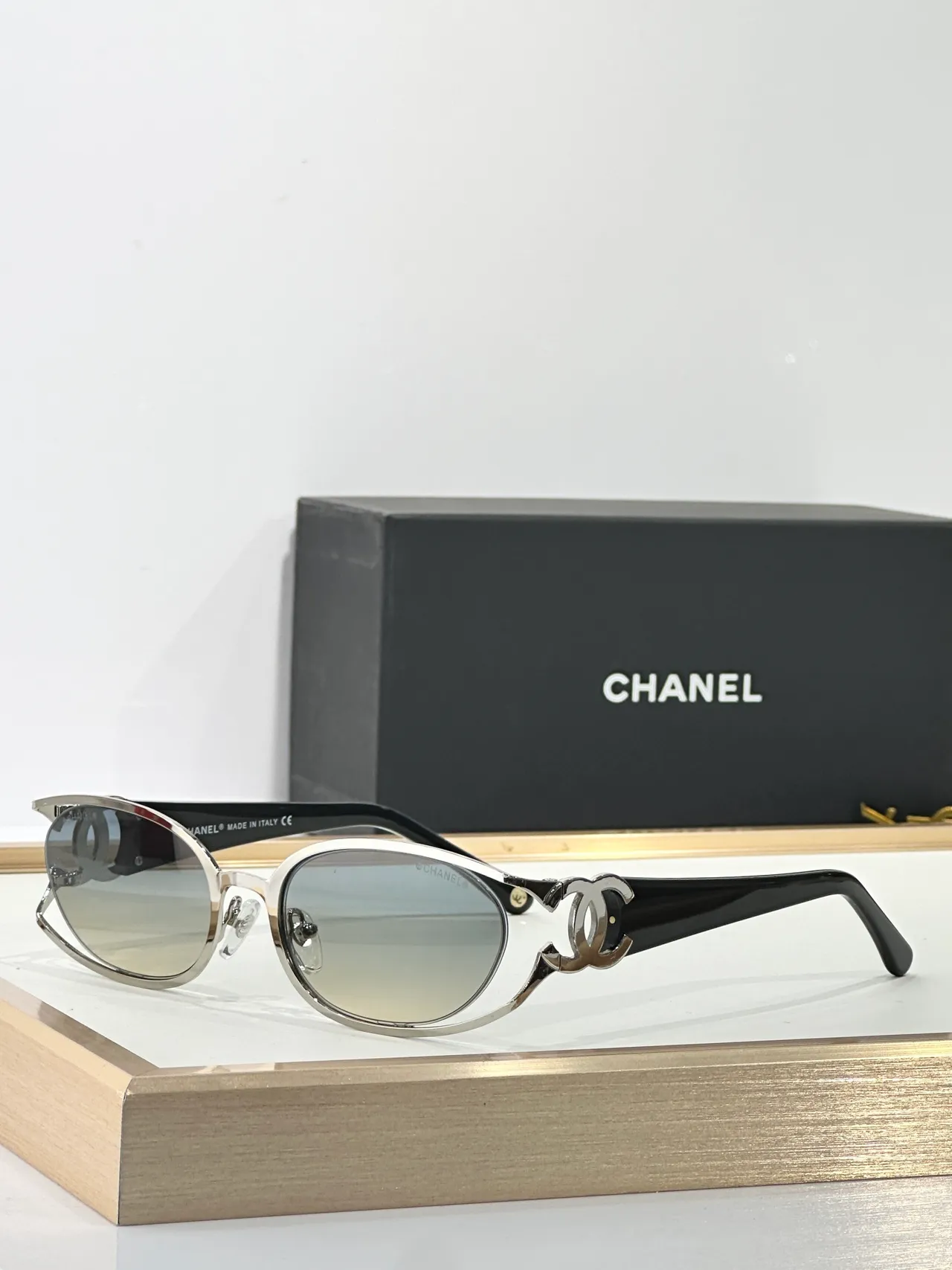 Chanel CC-Frame Dorado Negro Oval Metal Bisagra Expuesta Tornillos Gafas de Sol 5