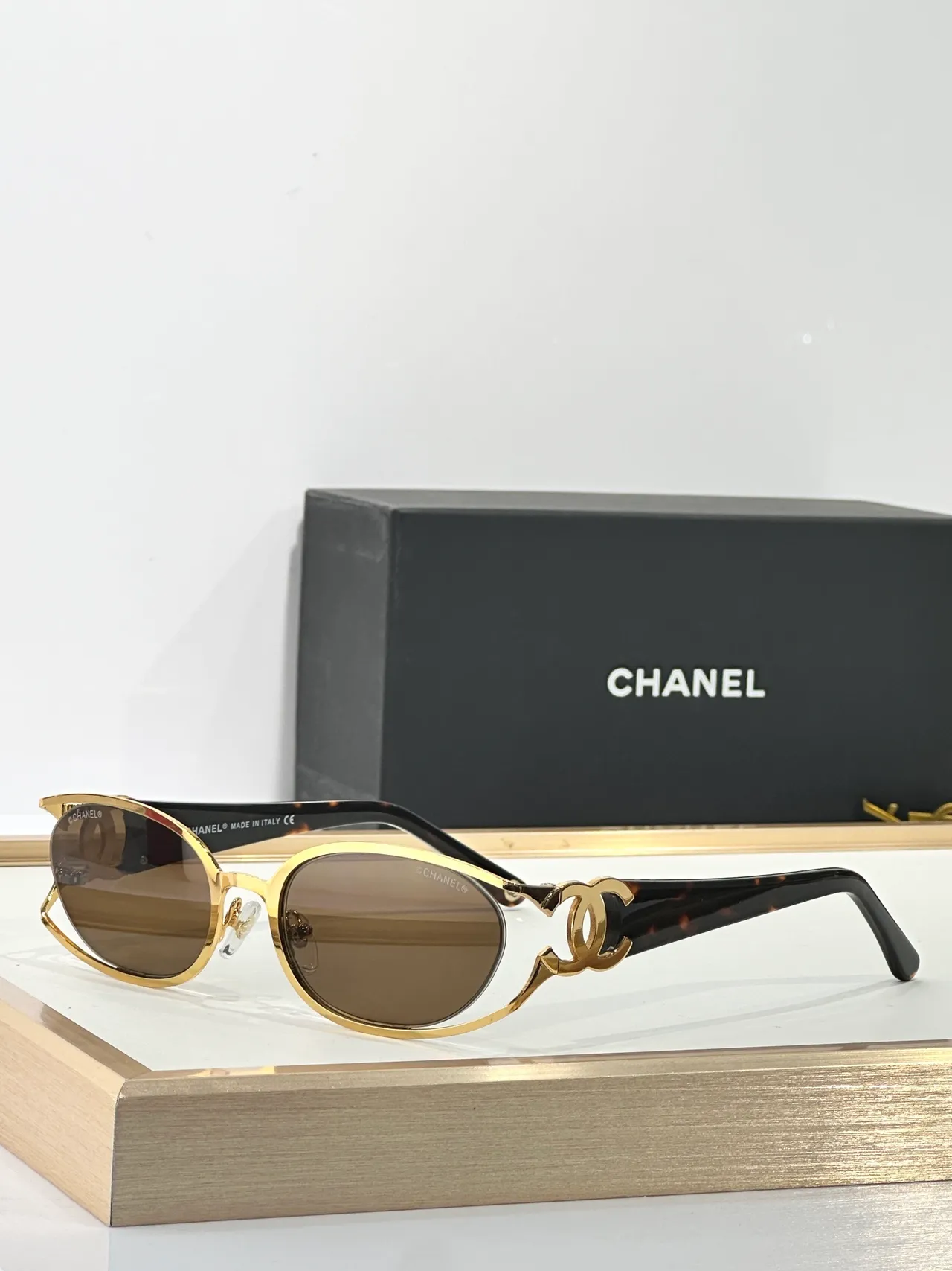 Chanel CC-Frame Dorado Negro Oval Metal Bisagra Expuesta Tornillos Gafas de Sol 6