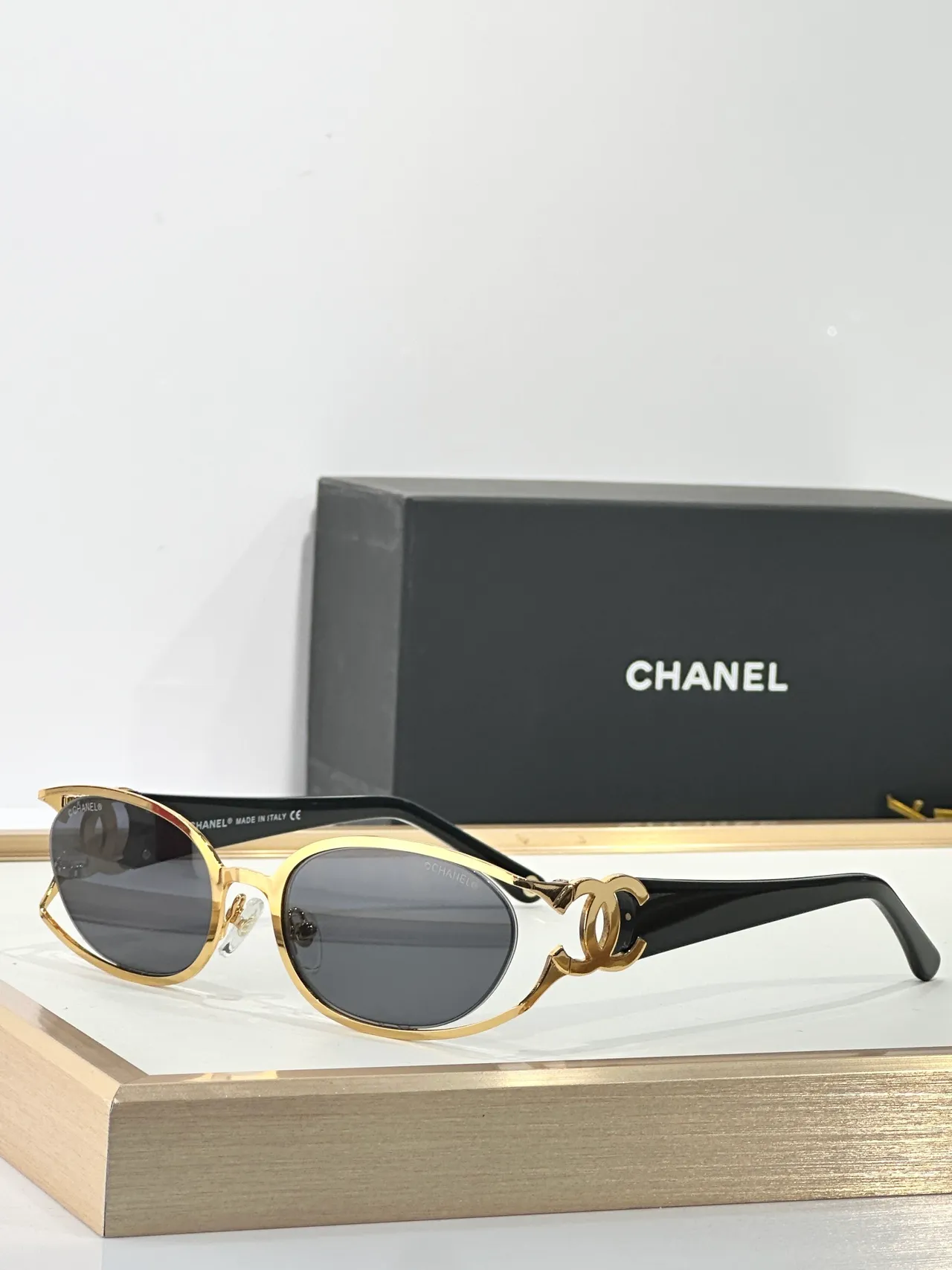 Chanel CC-Frame Dorado Negro Oval Metal Bisagra Expuesta Tornillos Gafas de Sol 8