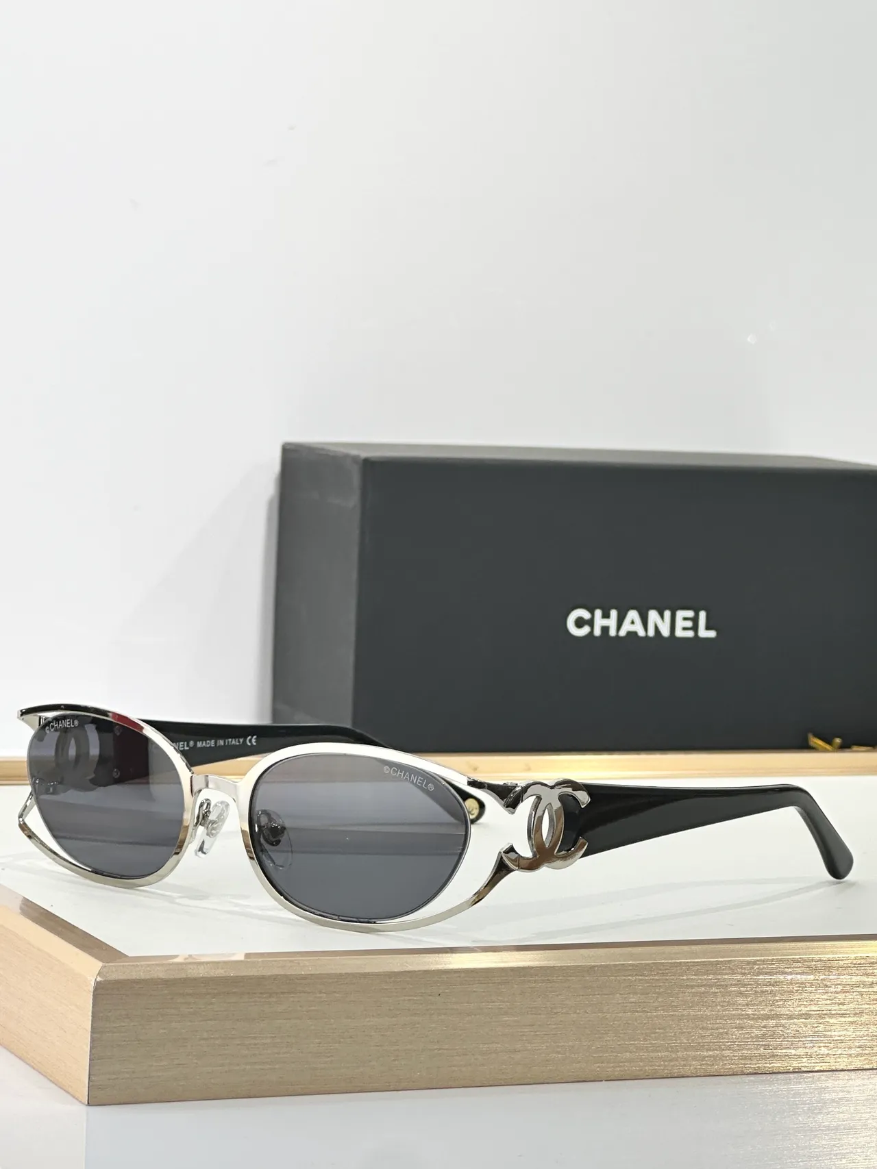 Chanel CC-Frame Dorado Negro Oval Metal Bisagra Expuesta Tornillos Gafas de Sol 9