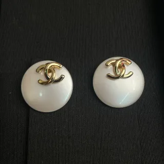 Chanel CC Logo স্টাড সাদা সোনা গোল ইয়ারিং