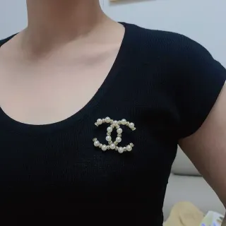 चैनल CC मोती और क्रिस्टल ब्रोच
