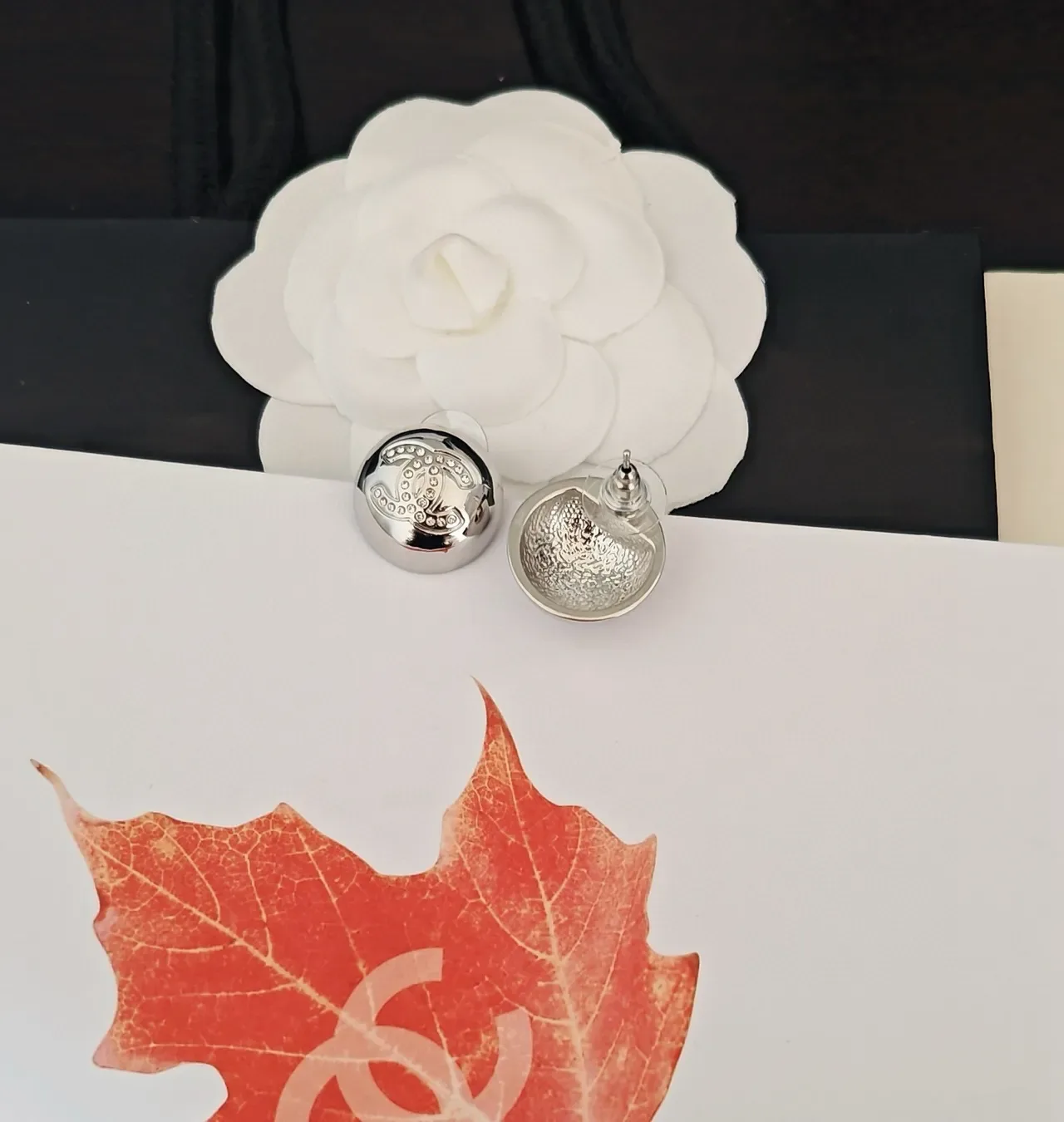 Chanel CC Stud Boucles d'Oreilles Argent Ronde Pavé Cristal Embellished 2