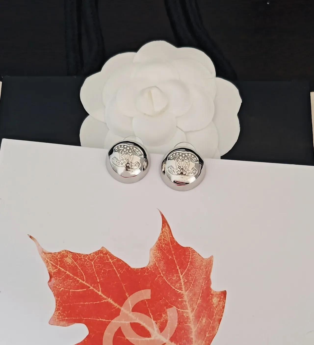 Chanel CC Stud Boucles d'Oreilles Argent Ronde Pavé Cristal Embellished 4