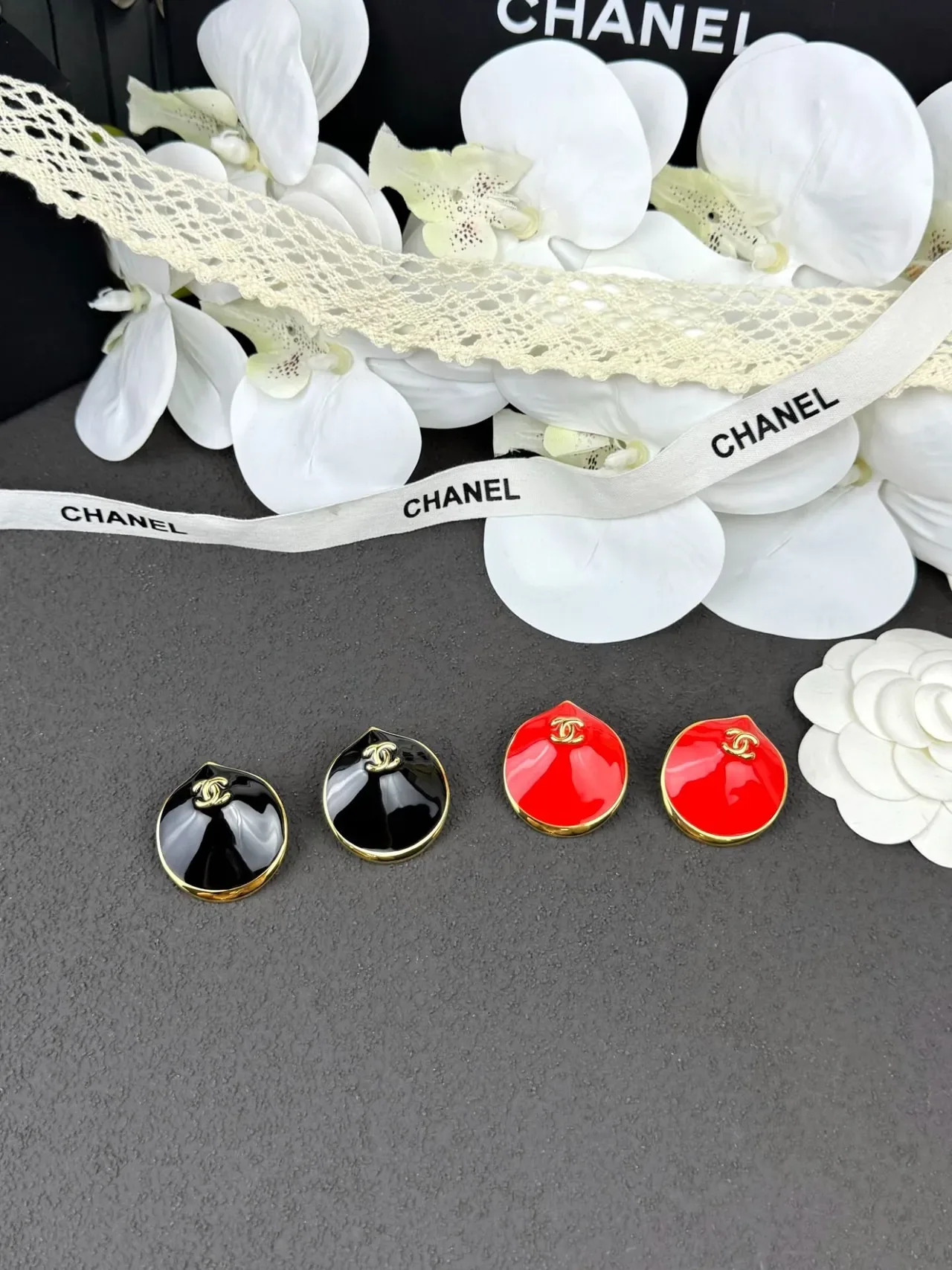 Chanel Clam Shell Boucles d'Oreilles Émaillées Noir Or 2