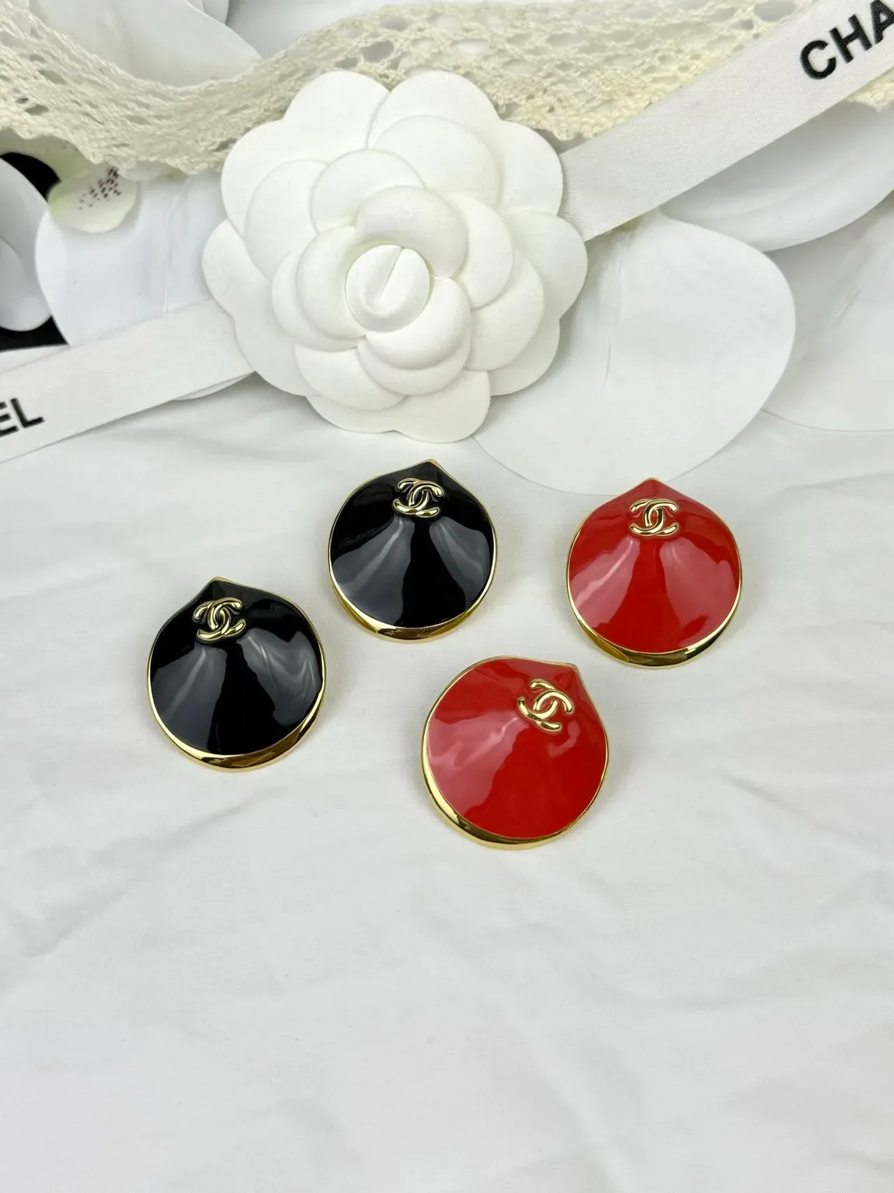 Chanel Clam Shell Boucles d'Oreilles Émaillées Noir Or 3