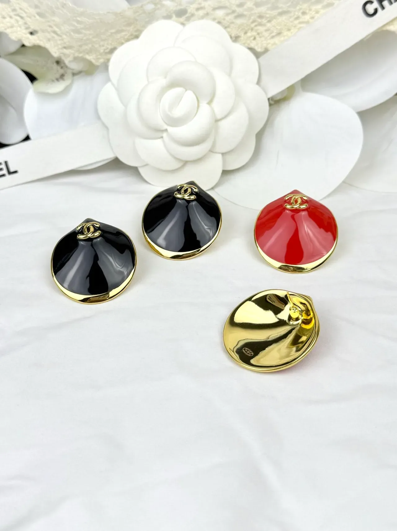 Chanel Clam Shell Boucles d'Oreilles Émaillées Noir Or 4