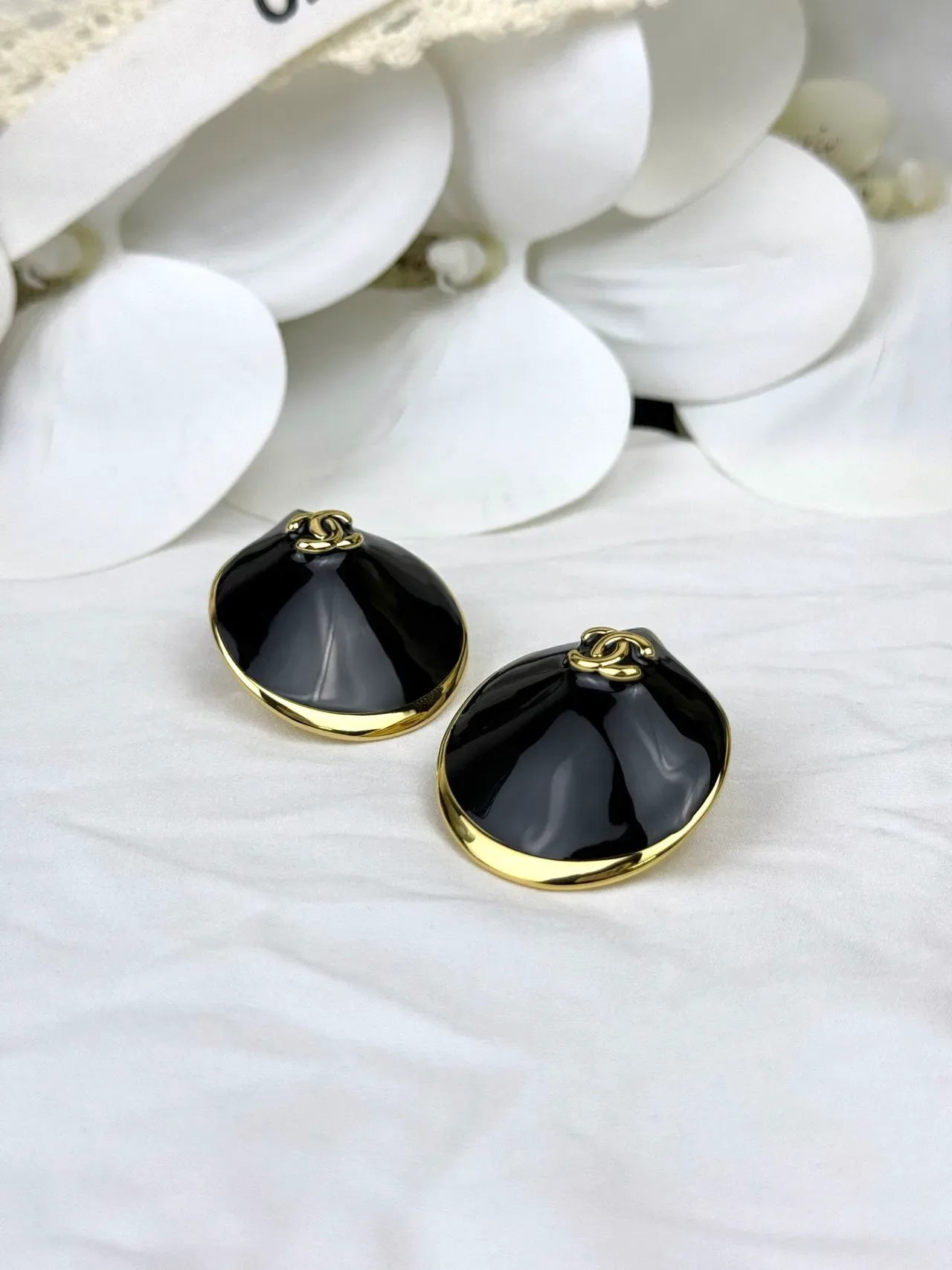 Chanel Clam Shell Boucles d'Oreilles Émaillées Noir Or 5