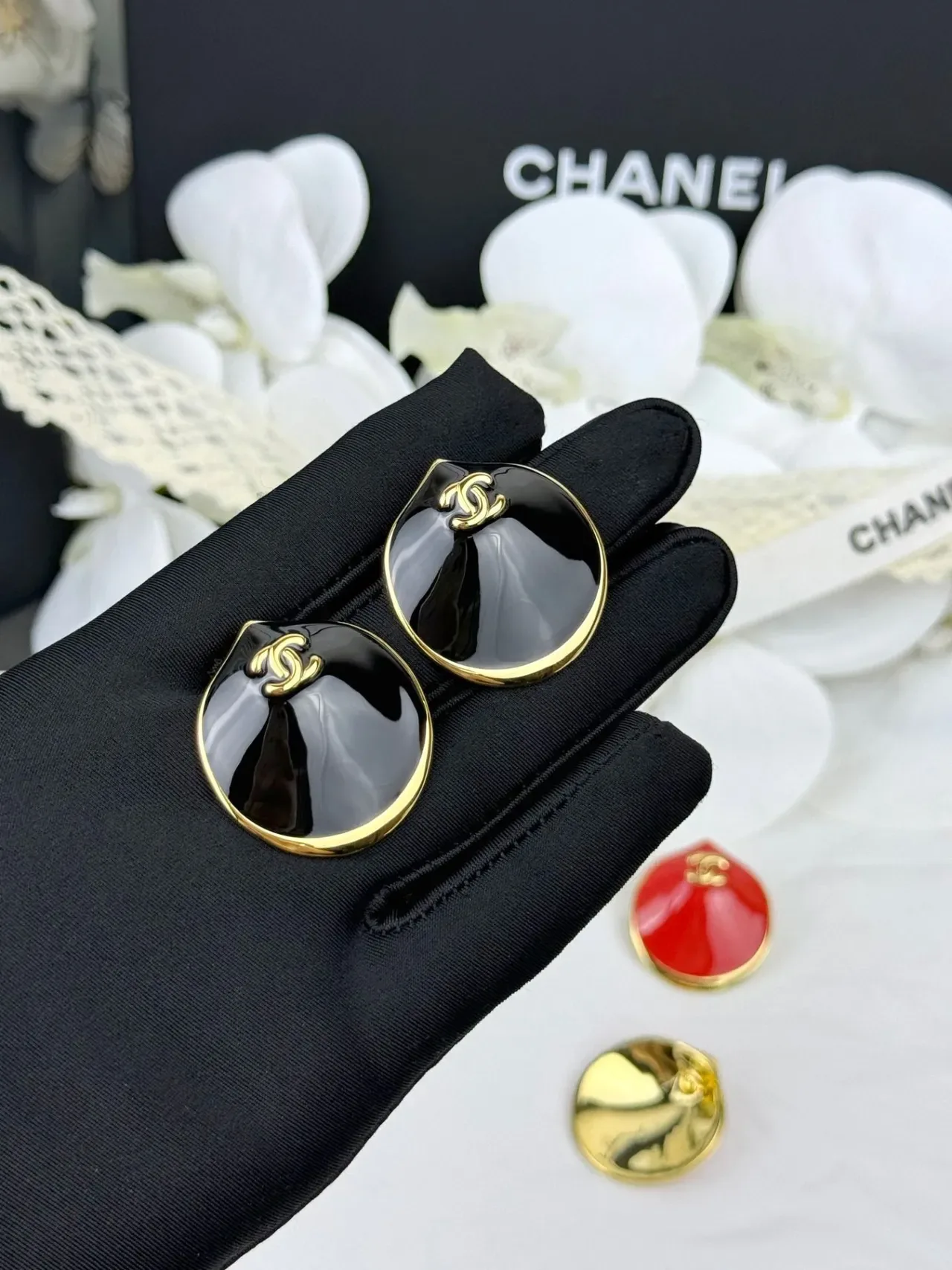Chanel Clam Shell Boucles d'Oreilles Émaillées Noir Or 6