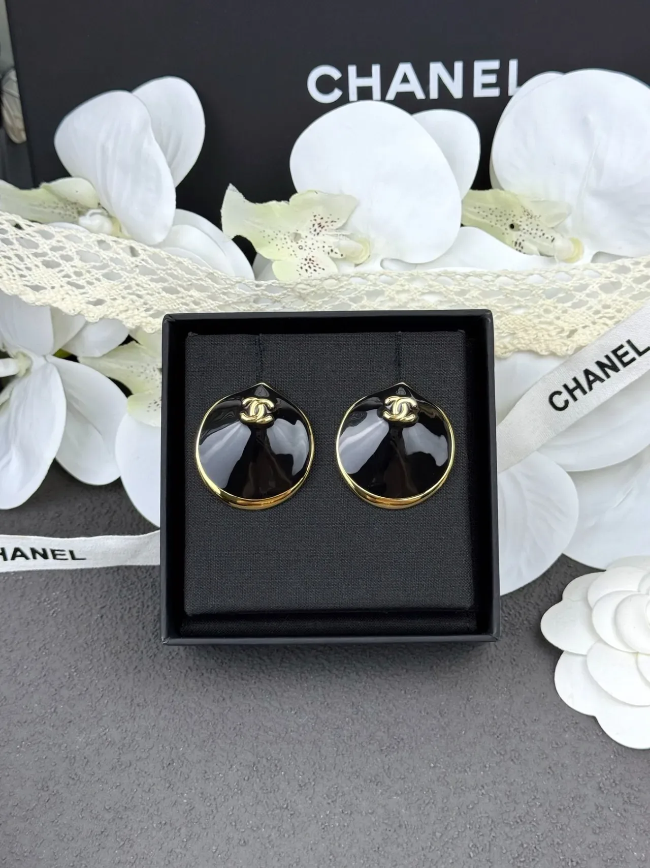 Chanel Clam Shell Boucles d'Oreilles Émaillées Noir Or 7