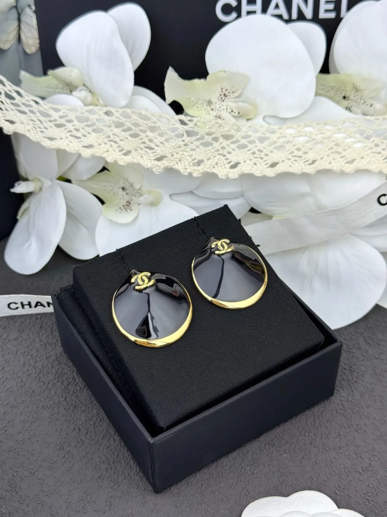 Chanel Clam Shell Boucles d'Oreilles Émaillées Noir Or 8