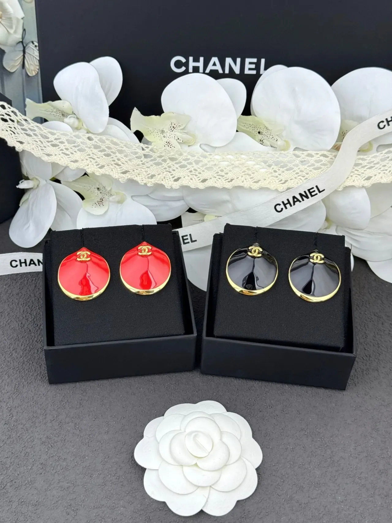 Chanel Clam Shell Boucles d'Oreilles Émaillées Noir Or 9