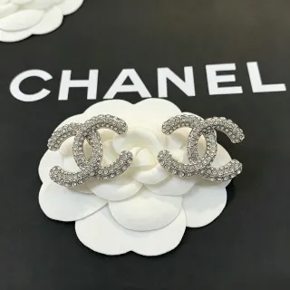 Chanel क्रिस्टल-पावे इंटरलॉकिंग CC ब्रोच