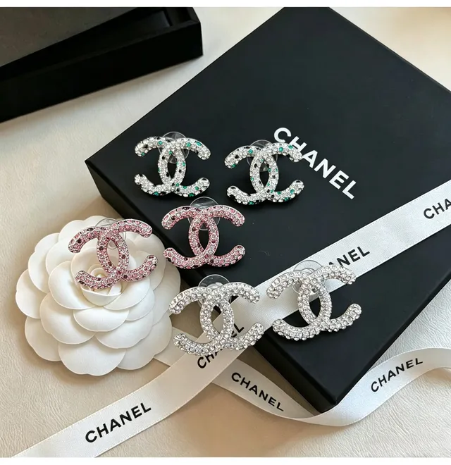 Chanel क्रिस्टल-पावे इंटरलॉकिंग CC ब्रोच 2