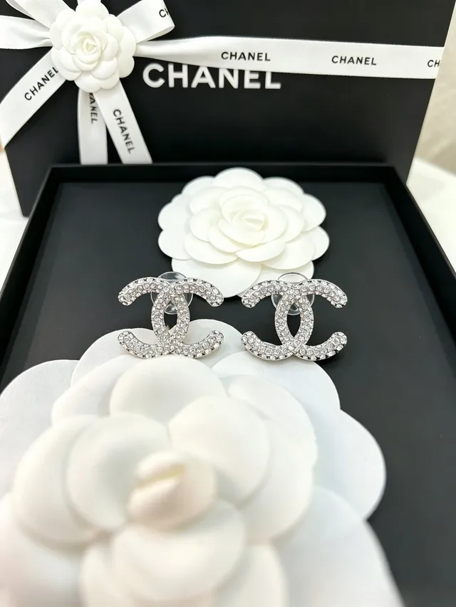 Chanel क्रिस्टल-पावे इंटरलॉकिंग CC ब्रोच 4