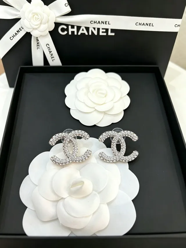 Chanel क्रिस्टल-पावे इंटरलॉकिंग CC ब्रोच 5
