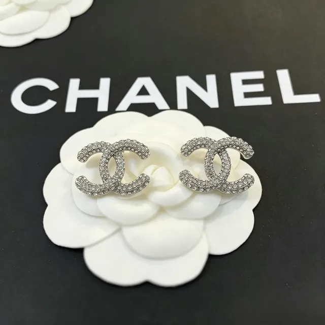 Chanel क्रिस्टल-पावे इंटरलॉकिंग CC ब्रोच 6