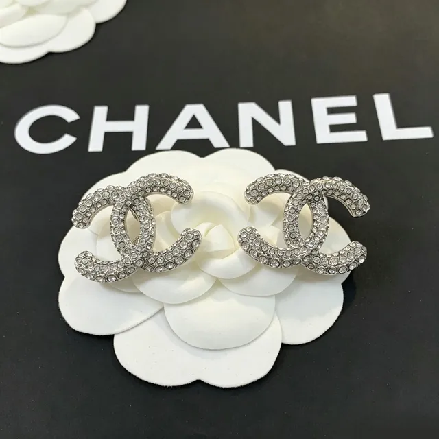 Chanel क्रिस्टल-पावे इंटरलॉकिंग CC ब्रोच 7