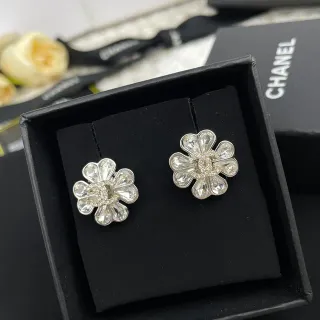 Chanel boucles d'oreilles à forme de fleur en cristal CC Logo