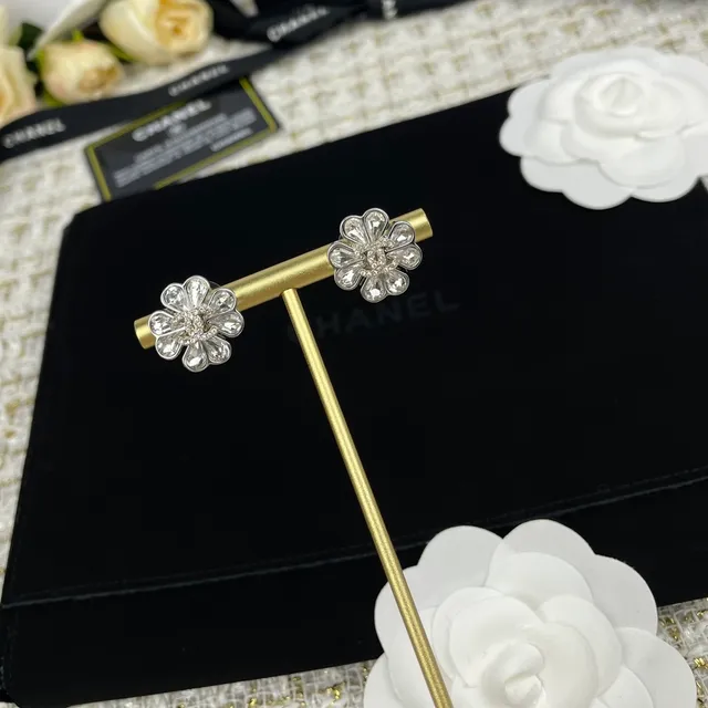 Chanel brincos com forma de flor de cristal CC Logo 4