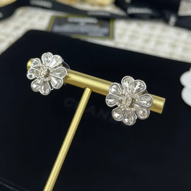 Chanel brincos com forma de flor de cristal CC Logo 5