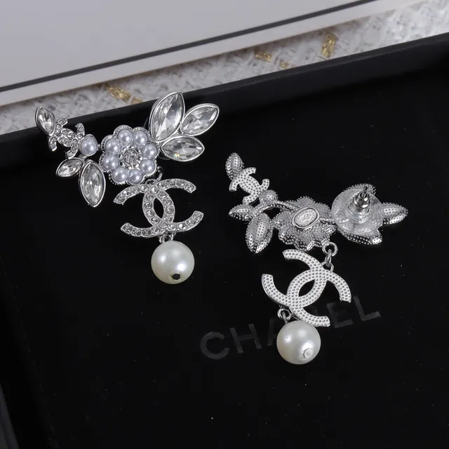 Chanel Boucles d'oreilles perles motif floral or argent 4