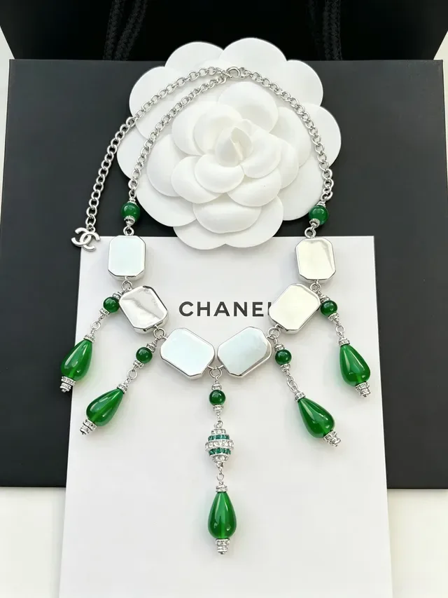 Chanel Collier avec Perles Vertes et Pendentif en Cristal 2