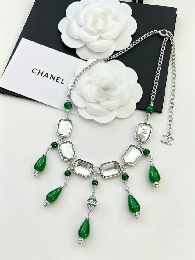 Chanel Collier avec Perles Vertes et Pendentif en Cristal 3