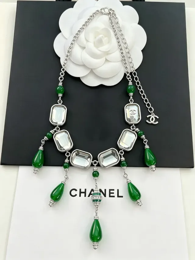 Chanel Collier avec Perles Vertes et Pendentif en Cristal 4