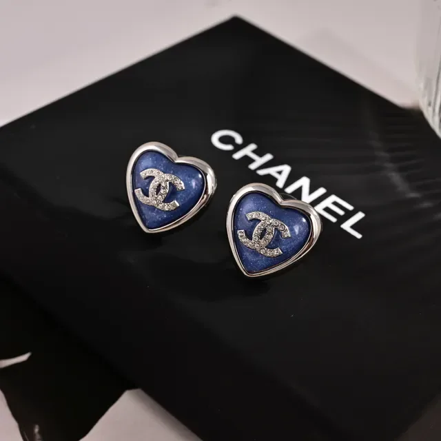Chanel हार्ट CC लॉगो এনামেল ইয়ারিংস 3