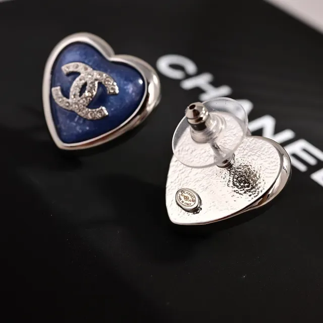 Chanel हार्ट CC लॉगो এনামেল ইয়ারিংস 4