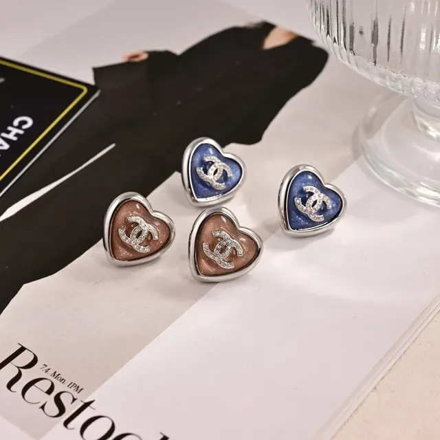 Chanel हार्ट CC लॉगो এনামেল ইয়ারিংস 6