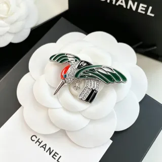 Chanel Hummingbird Brooch सफेद हरा एनामल क्रिस्टल-जड़ित ब्रोच